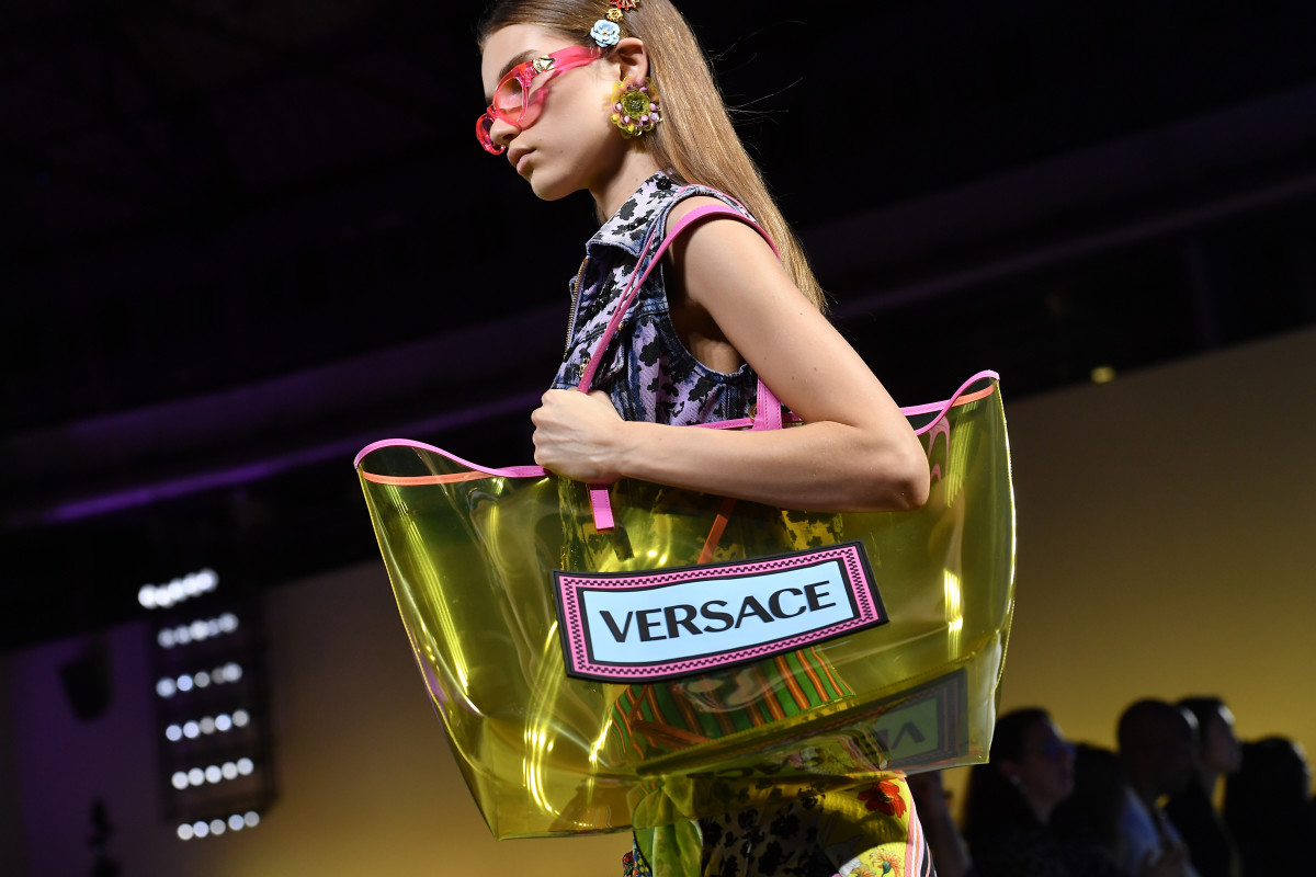 Смотреть Michael Kors купили Versace видео Смотреть Michael Kors купили Versace видео