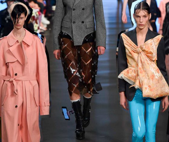 Сапоги с селфи-палкой и много другого странного на показе Maison Margiela