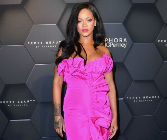 Голосуем! Выход Рианны в ярко-розовом платье: hot or not?
