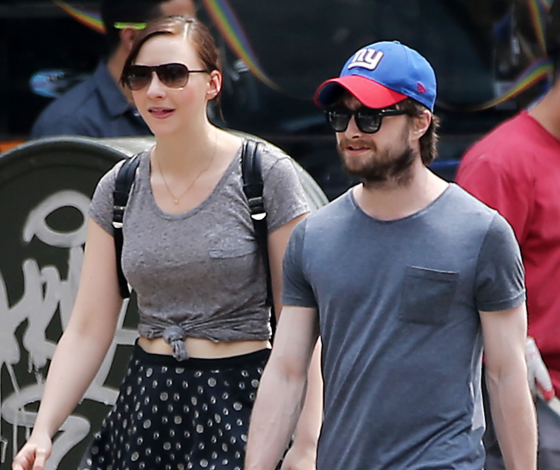 Редкий выход: Дэниел Рэдклифф с девушкой гуляют по Нью-Йорку