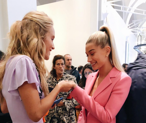 Хейли Болдуин хвастается обручальным кольцом. А что об этом думает ее дядя Алек Болдуин?