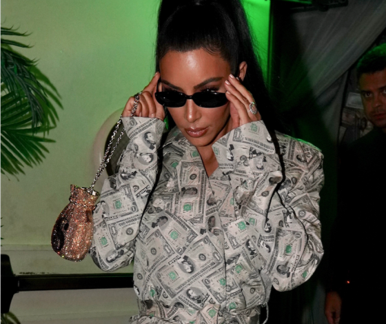 Может себе позволить! Ким Кардашьян в костюме из долларов
