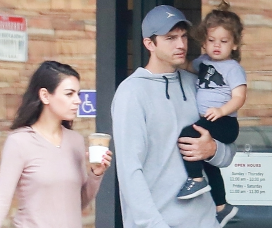 Мы скучали! Милан Кунис и Эштон Кутчер на прогулке с детьми