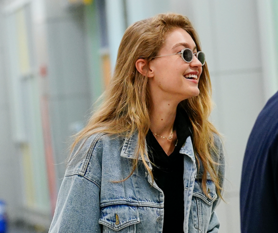 Что надеть в самолет? Стильный совет от Джиджи Хадид!