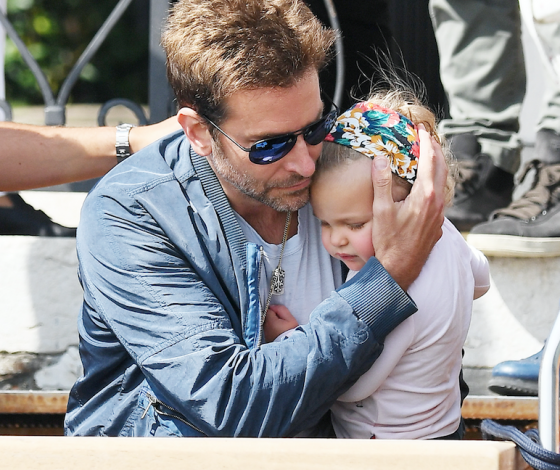 Какая красивая семья! Ирина Шейк и Брэдли Купер с дочкой Леей в Венеции