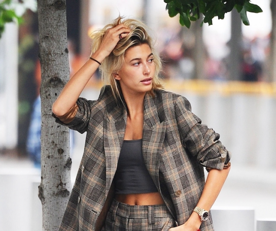 Хейли Болдуин в клетчатом костюме. Где купить похожий наряд?
