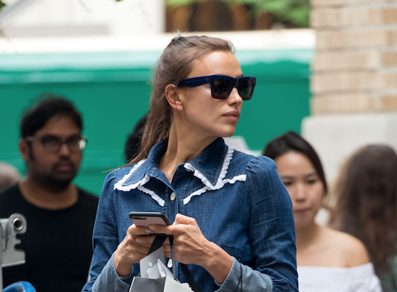 Как студентка: Ирина Шейк в мини на прогулке