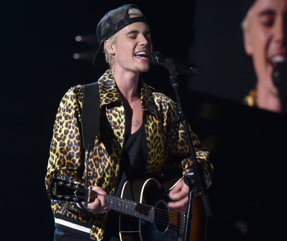 7 раз, когда Джастин Бибер пел серенады на публике