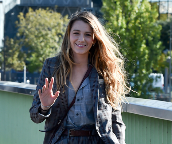 Блейк Лайвли на прогулке с дочками. Как тебе костюм?