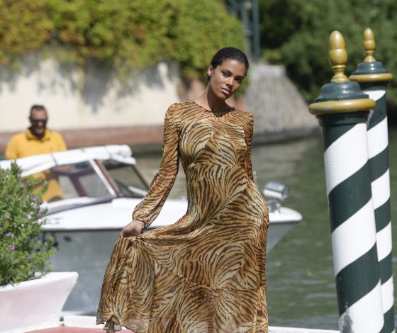 Тина Кунаки на Венецианском кинофестивале. Конечно, с обручальным кольцом