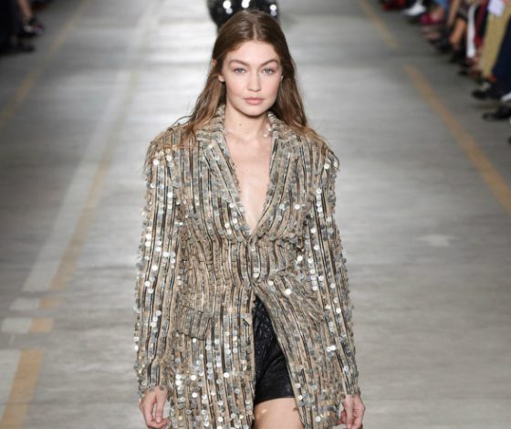 Белла, Джиджи и велосипедки с пиджаком на показе Roberto Cavalli