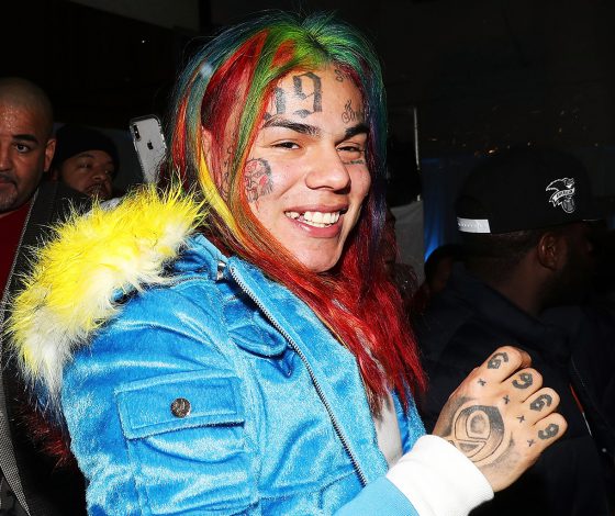 Рэпера 6ix9ine ударили на концерте в Москве, но обидчику досталось сильнее!