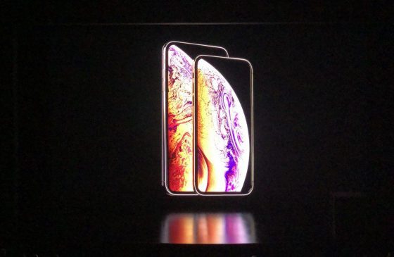 За что раскритиковали новые iPhone и какие мемы придумали в Сети?