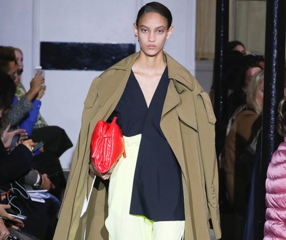 Смотри показ A.W.A.K.E. здесь!