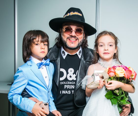 Платье Круэллы, двухметровый торт и звездные гости: как дочка Филиппа Киркорова встретила 10-летие