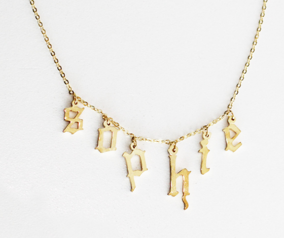 Где заказать одежду, украшения и аксессуары с инициалами?