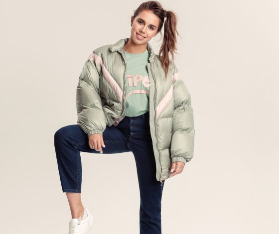 Бархатные костюмы, футболки с надписями и другие практичные вещи в новой коллекции Akhmadullina Dreams