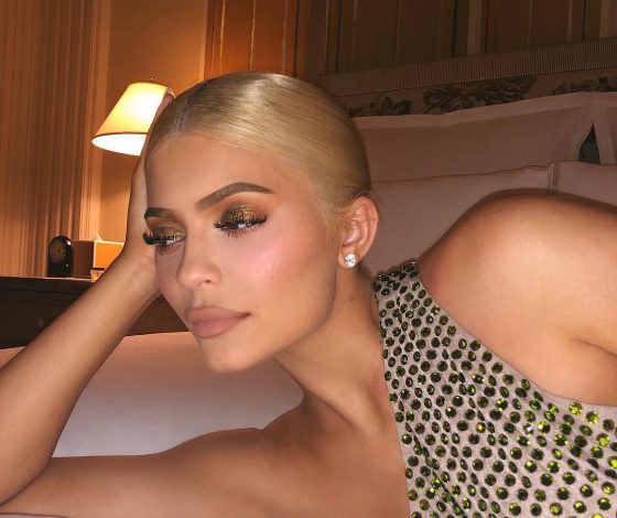 Не снимает! Сколько стоят любимые серьги Кайли Дженнер