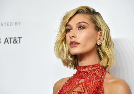 Как мило! Что написано на кулоне Хейли Болдуин?