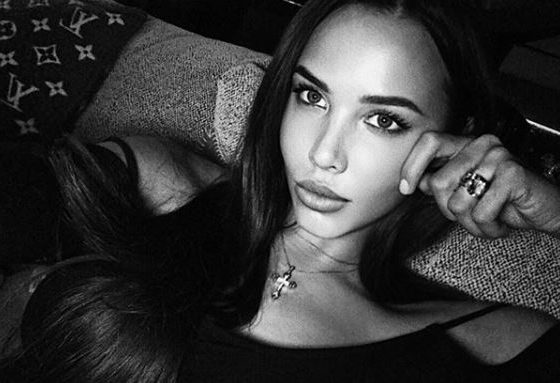 Виктория Бекхэм отдыхает. Анастасия Решетова показала растяжку