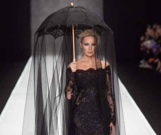 Елена Летучая вышла на подиум в полупрозрачном платье 