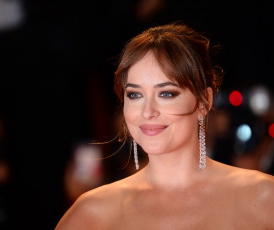 Дакота Джонсон и Крис Мартин помолвлены