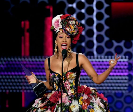 Превзошла Викторию Бекхэм! Карди Би показала растяжку