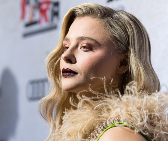 Как повторить макияж Хлои Морец? Нужны только тени и помада