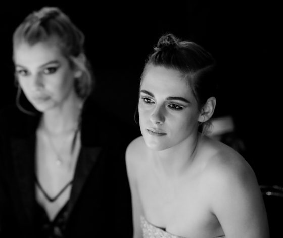 Снова вместе: Кристен Стюарт и Стелла Максвелл в аэропорту Амстердама