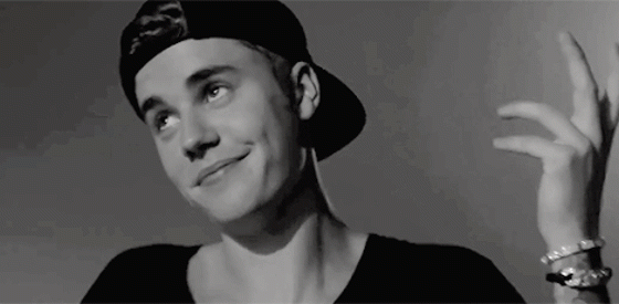 Джастин Бибер гуляет в одном халате!