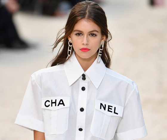 Кайя Гербер и Адвоа Абоа на показе Chanel. Смотри все шоу здесь!