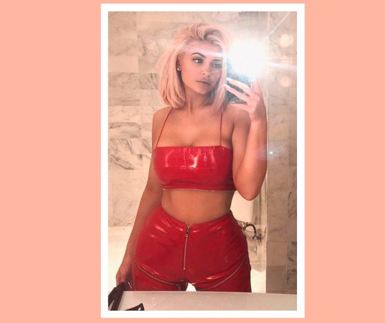 Сколько стоит: латексный красный костюм Кайли Дженнер