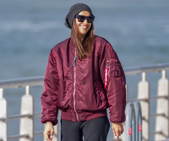 Счастливая: Ирина Шейк на прогулке с малышкой Леей