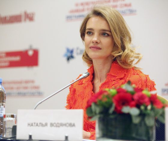 Наталья Водянова провела Круглый стол о проблемах семей с детьми-инвалидами и усыновленными детьми 