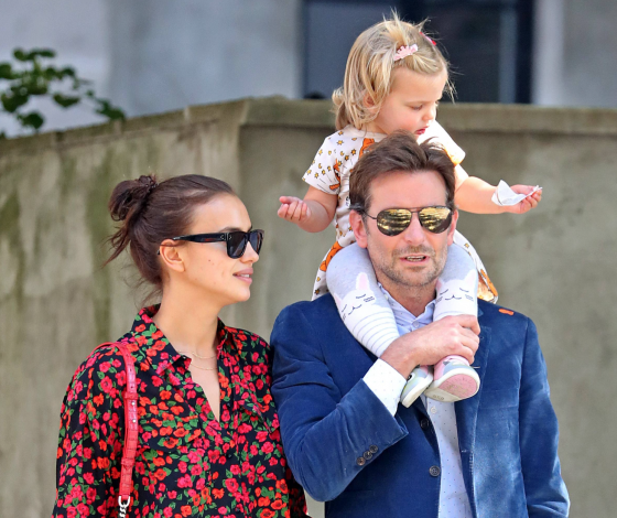 Идеальные родители: Брэдли Купер и Ирина Шейк с дочкой на детской площадке