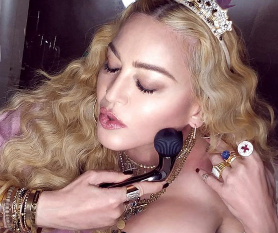 Мадонна опять в центре скандала! А все из-за массажера для лица