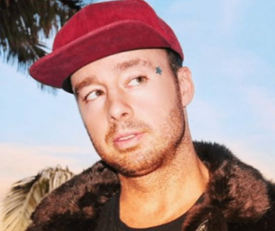 Смертельный трюк: рэпер упал с крыла самолёта, пока снимал клип