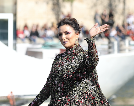 Всего через три месяца после родов: Ева Лонгория на подиуме