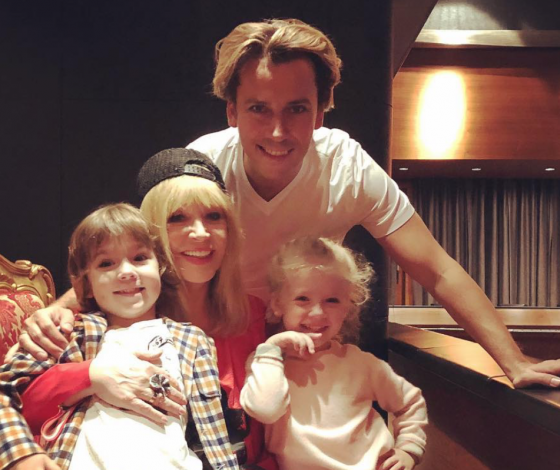 Это очень трогательно! Максим Галкин показал, как дети встречают его с гастролей