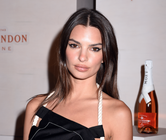 Эмили Ратаковски в неожиданно скромном наряде