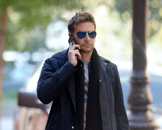 Замечательный отец! Брэдли Купер на прогулке с дочкой