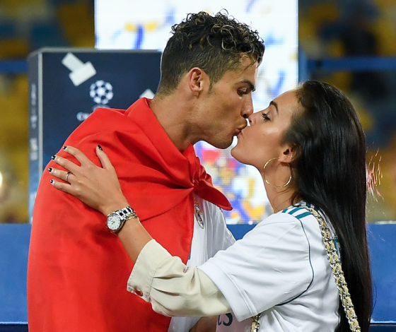 Давно мы их не видели! Криштиану Роналду с Джорджиной Родригес и детьми в Лондоне