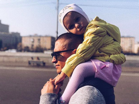 Павел Прилучный с дочкой Мией (Фото: @agataagata)