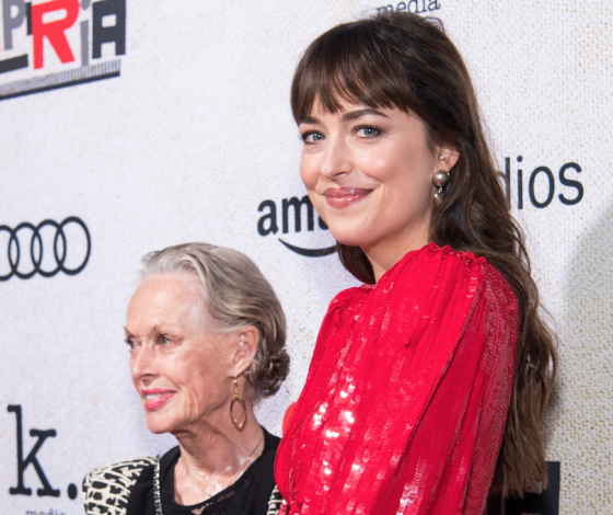 Как мило! Дакота Джонсон пришла на премьеру фильма «Суспирия» со своей бабушкой