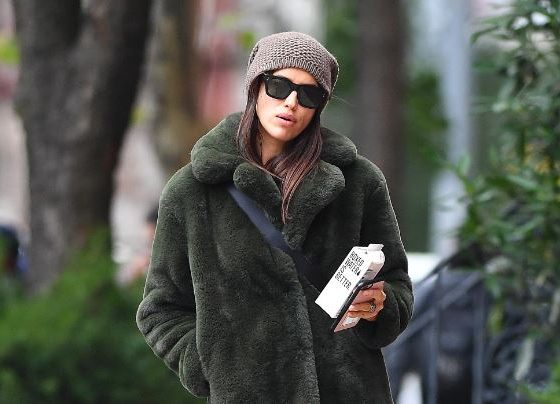 Самая крутая мама! Ирина Шейк гуляет с дочкой