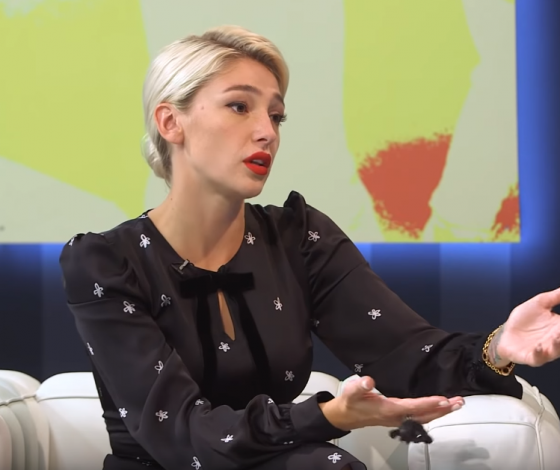 Анастасия Ивлеева в теле русалочки, гопника и проститутки: что происходит?