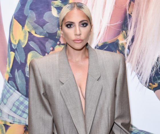 Над Леди Гагой смеется весь Интернет. Почему?