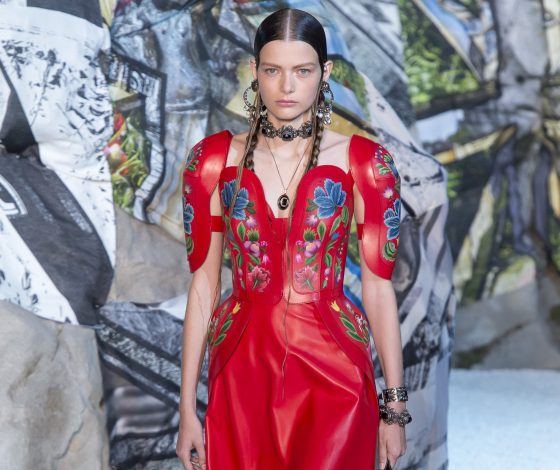 Кожаные фартуки и самая модная прическа следующего сезона на показе Alexander McQueen