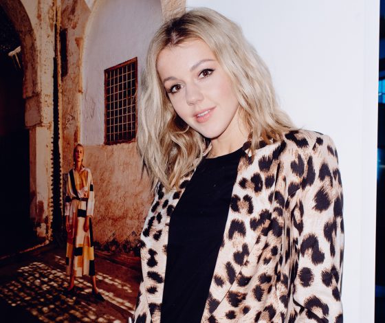 Юлианна Караулова, Артем Королев и Елена Летучая на фотовыставке «Путешествия в моде»