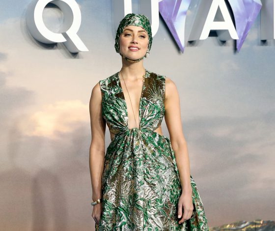 Эмбер Херд пришла на премьеру своего нового фильма в шапочке для плавания